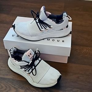 Under Armour size 7 charged breathe FN print